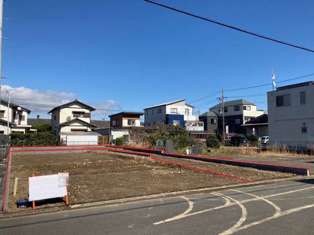 建築工事開始前のＡ号棟現地。陽当りの良い５０坪の広々敷地です！（７月中旬完成予定）