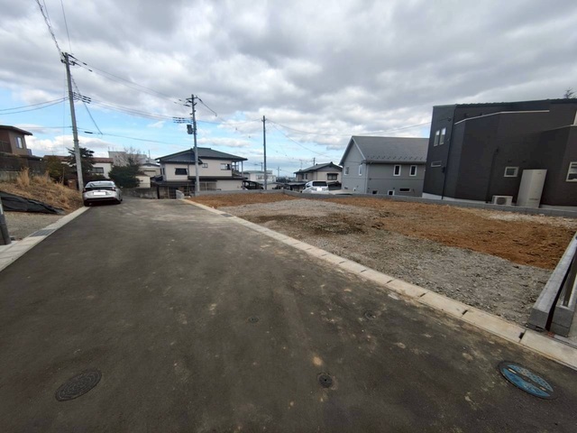 【耐久性】飯田産業では、柱を支える土台が直接基礎に触れないよう基礎パッキンを使用しております。コンクリートには水分が多く含まれるため、基礎パッキンがあることで、家を丈夫に保つことが出来ます。