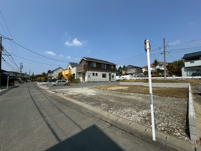 【耐久性】飯田産業では、柱を支える土台が直接基礎に触れないよう基礎パッキンを使用しております。コンクリートには水分が多く含まれるため、基礎パッキンがあることで、家を丈夫に保つことが出来ます。