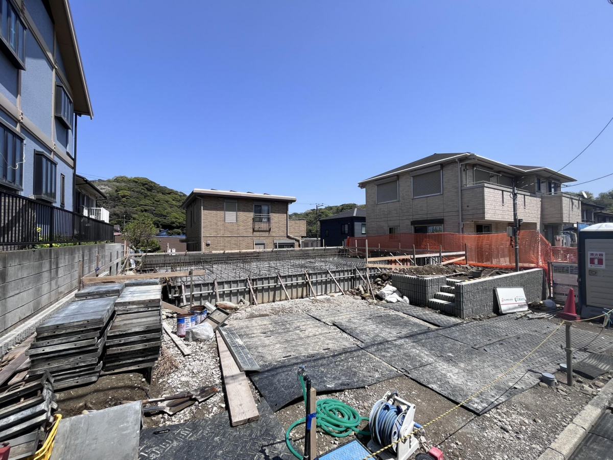 落ち着いた生活道路に面した物件。車通りが少ないため、小さなお子様がいるご家庭にも安心。駐車もスムーズに行えます。 