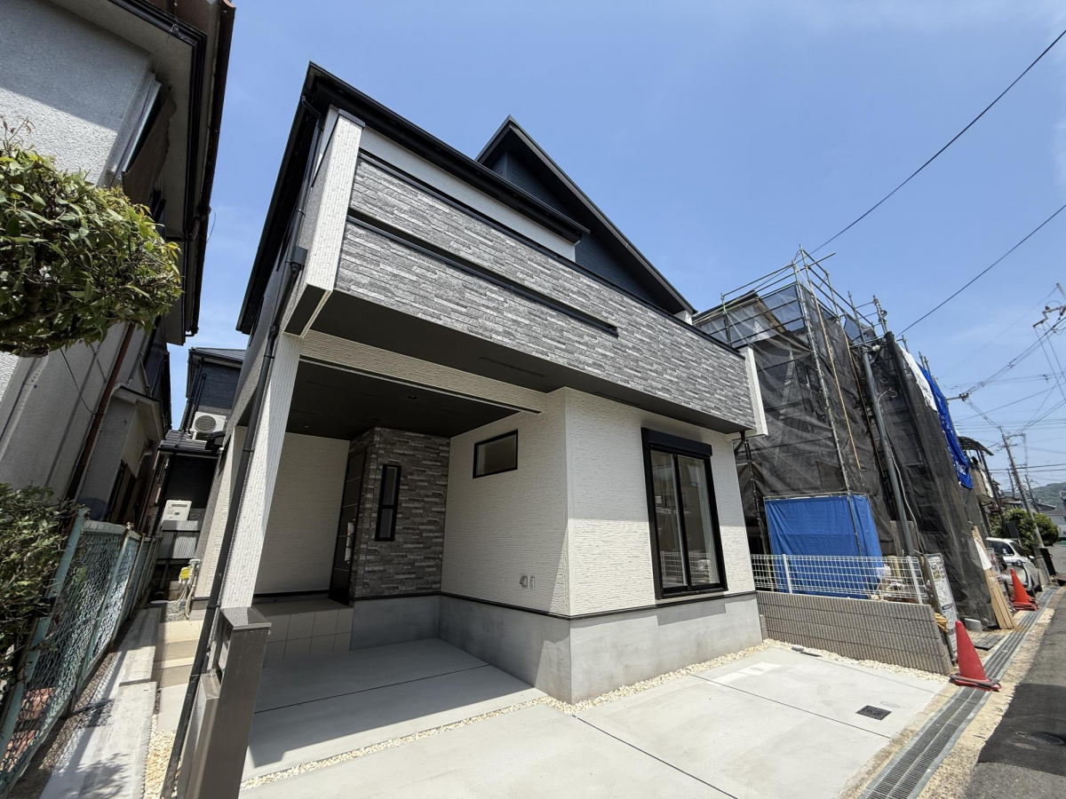 【外観 ｜ ？号棟】 南向きのバルコニーで日当たり良好です！ 