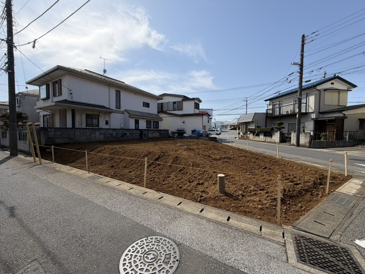 【2026/3/1 販売現地】 分譲地は、低層の住宅が立ち並ぶ第一種低層住居専用地域内に位置しています。小学校や公園が徒歩9分圏内にあり、のびのびと子育てをしたいファミリーにもオススメです。