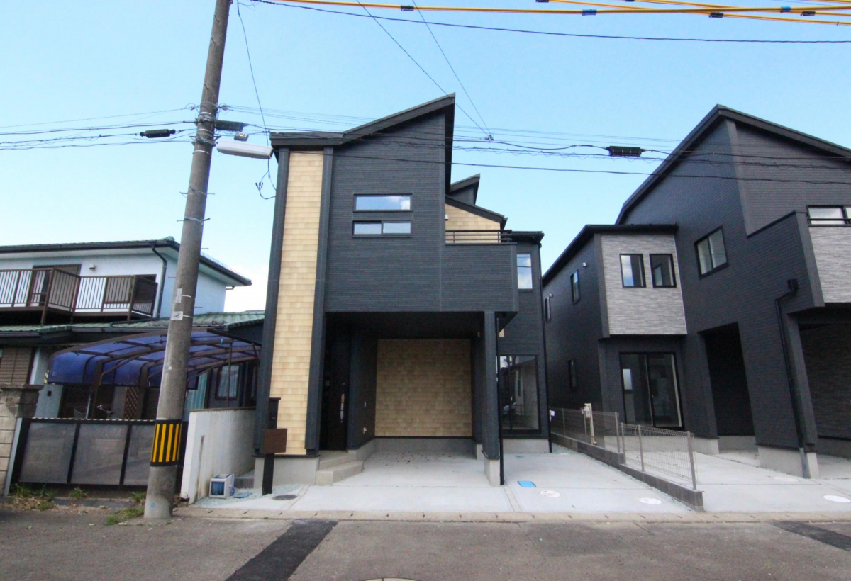 【2号棟外観】 グレー×石畳調のアクセントにより高級感のある外観に！ビルドインガレージで雨風にも安心♪