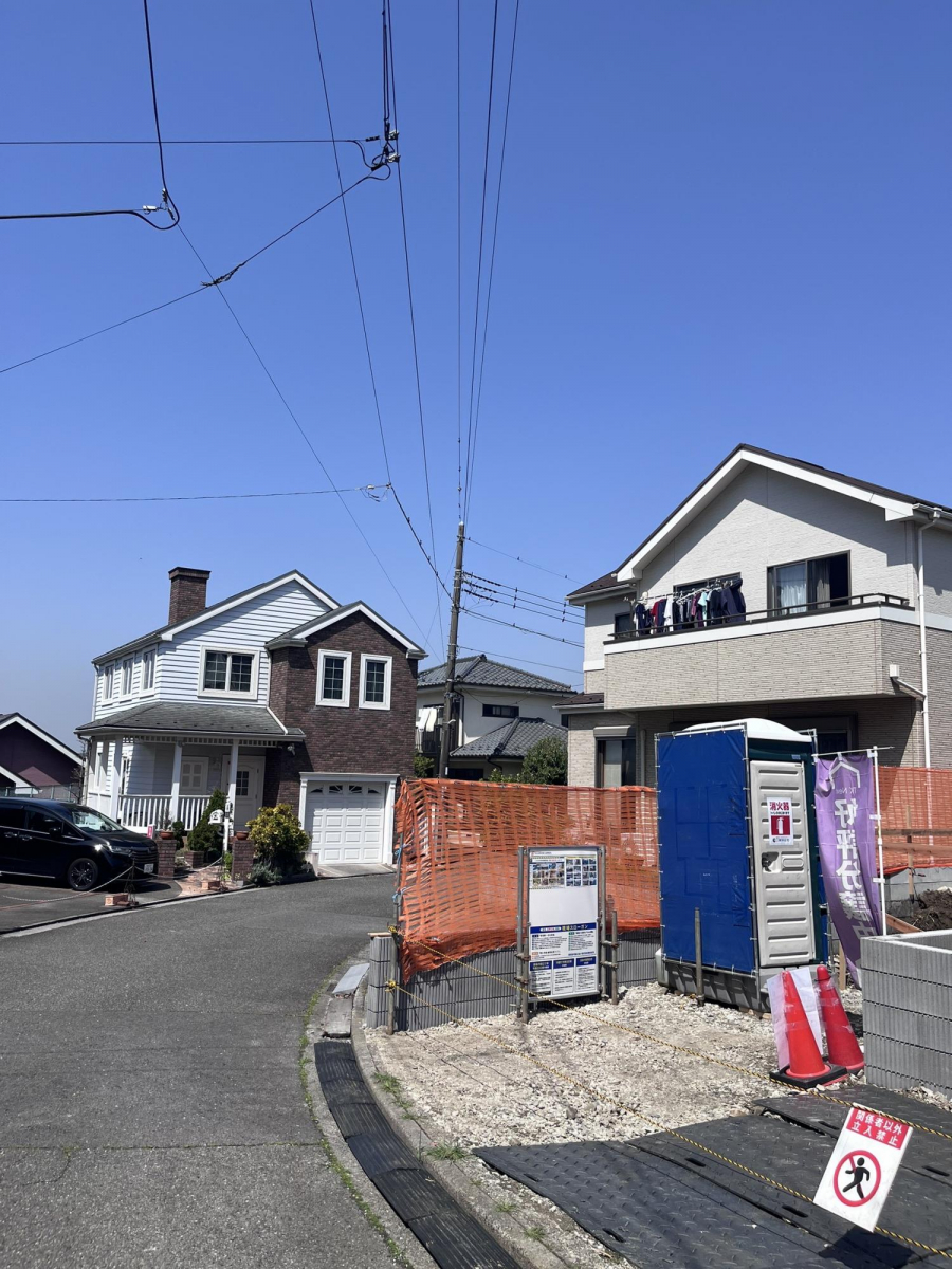 落ち着いた生活道路に面した物件。車通りが少ないため、小さなお子様がいるご家庭にも安心。駐車もスムーズに行えます。 