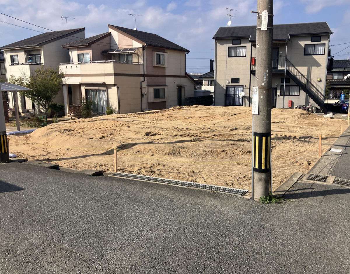 前面道路含む現地写真 撮影時:2026年3月上旬完成予定:2026年7月中旬