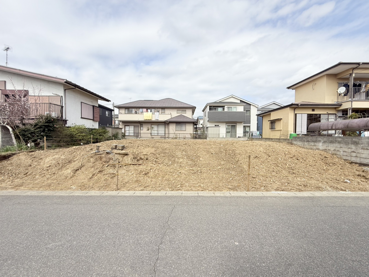【2026/3/6 販売現地】 低層の一戸建てを中心とした街並みが続いています♪周辺は高い建物が建っていないので、採光や開放性に恵まれ、空が広く緑の多い閑静な趣を感じる環境です。