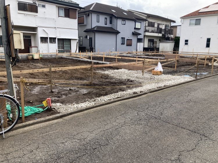 現地写真（2026年4月撮影） カースペースは全棟2台駐車可能です（車種による）