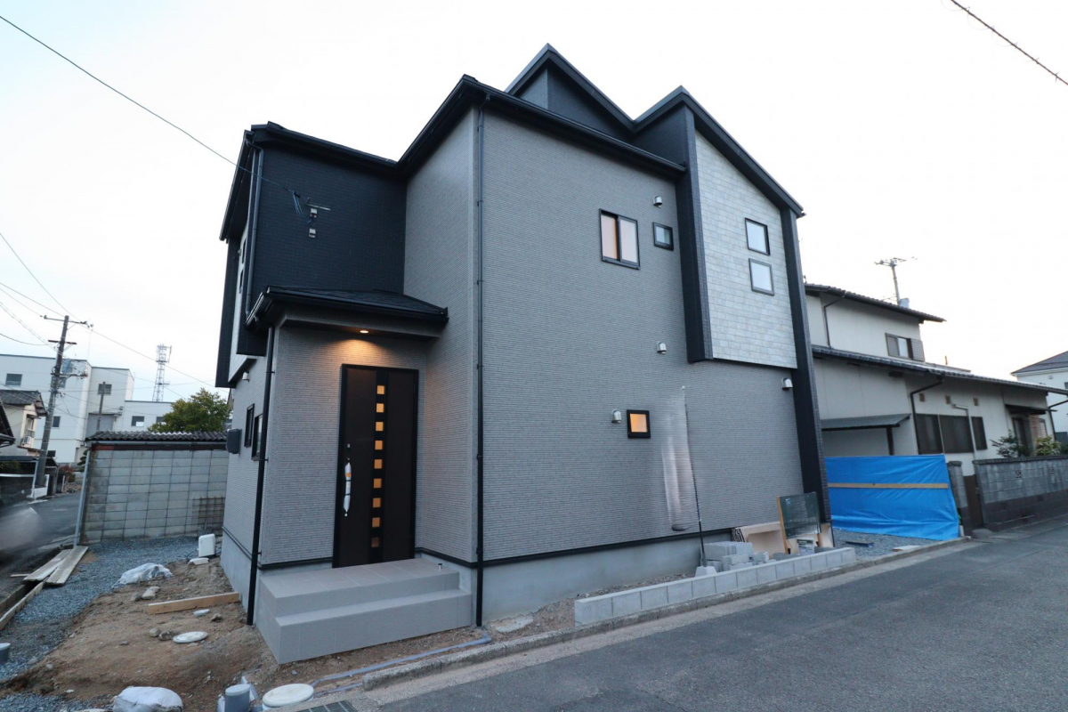 【足場解体後の外観】 限定1棟！新築「4LDK」の住まいが誕生しました。見る角度によって印象が変わる、立体的な外観デザインです。