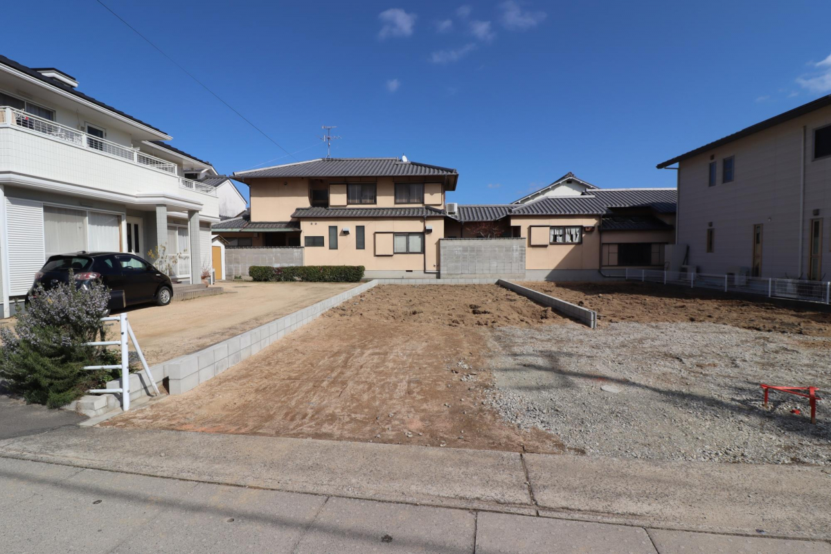 【現地写真】 左（1）号棟・右（2）号棟 前面道路約7.4m公道