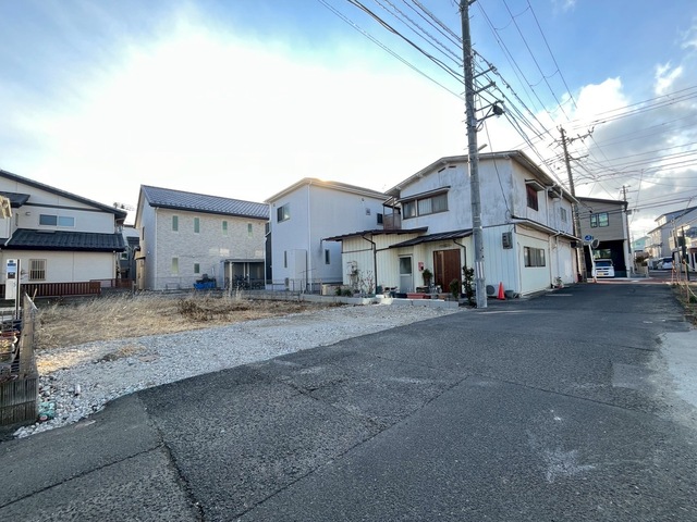 【耐久性】飯田産業では、柱を支える土台が直接基礎に触れないよう基礎パッキンを使用しております。コンクリートには水分が多く含まれるため、基礎パッキンがあることで、家を丈夫に保つことが出来ます。