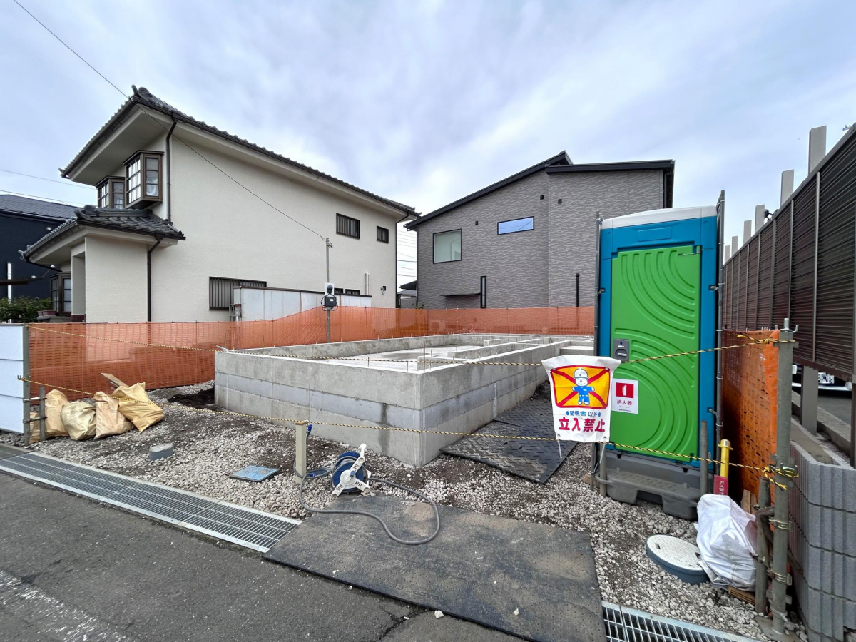 【現況】 玄関には可動棚やハンガーパイプを採用した大型の土間収納を設計！