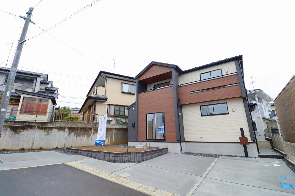 【2号棟外観】  4LDK＋WIC＋パントリー＋カースペース3台（軽自動車1台）