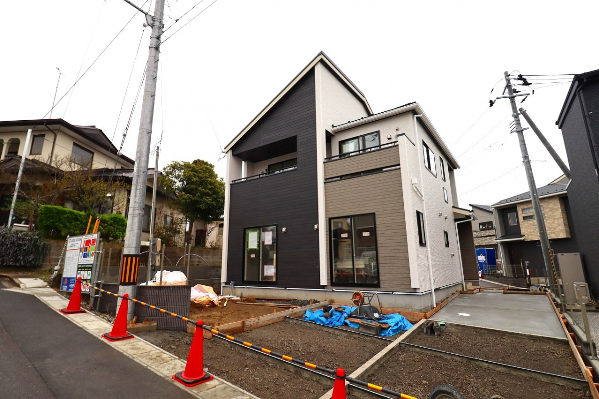 【3号棟外観】  4LDK＋WIC＋パントリー＋カースペース3台（軽自動車1台）