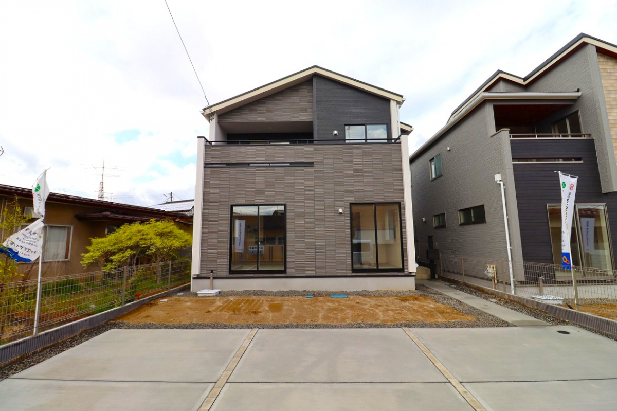 【2号棟外観】 4LDK＋2WIC＋パントリー＋カースペース並列3台