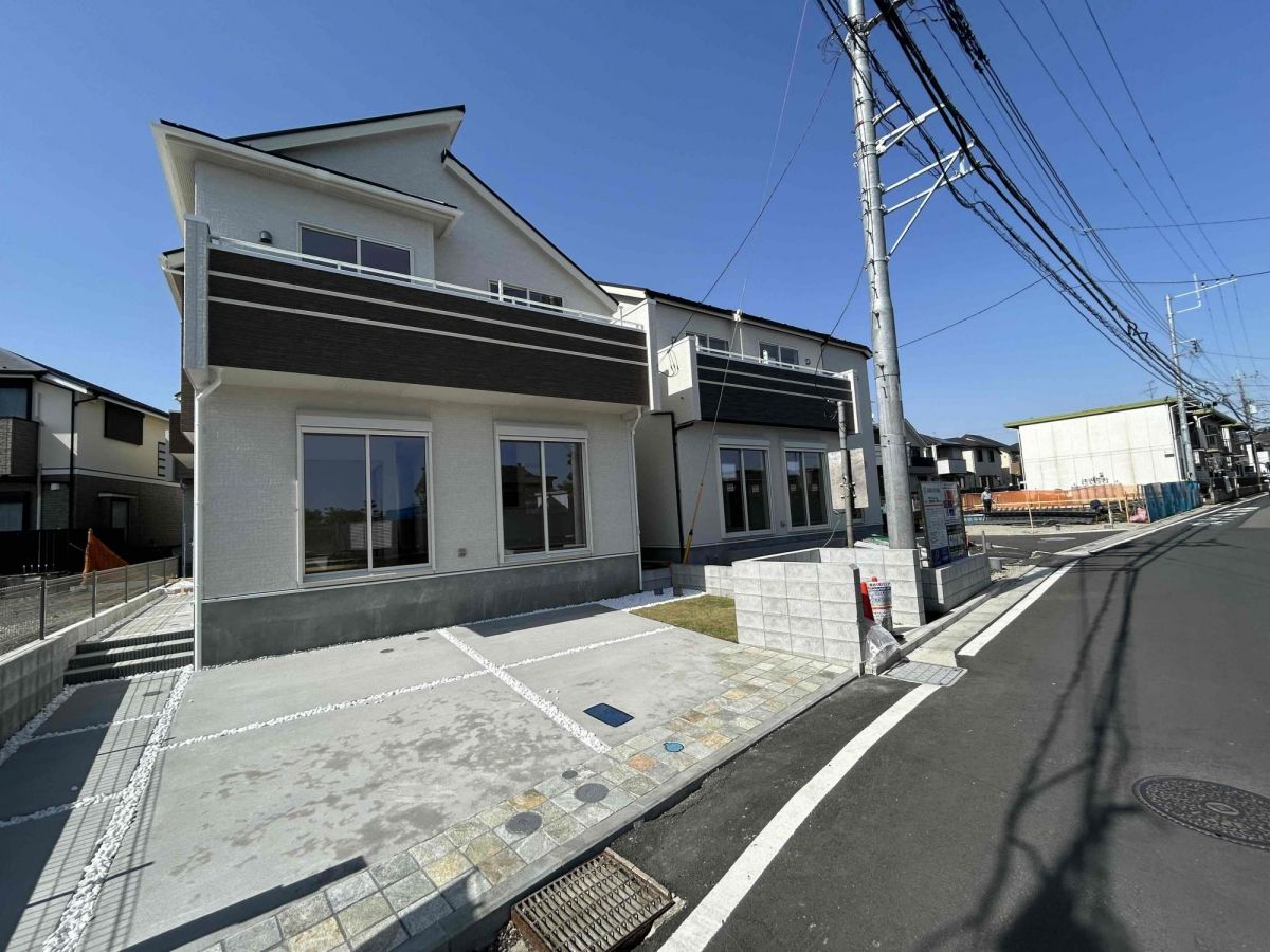 販売現地（R8.4.11）6号棟 外観広い前面道路なので駐車場が苦手な方でも安心です！ 