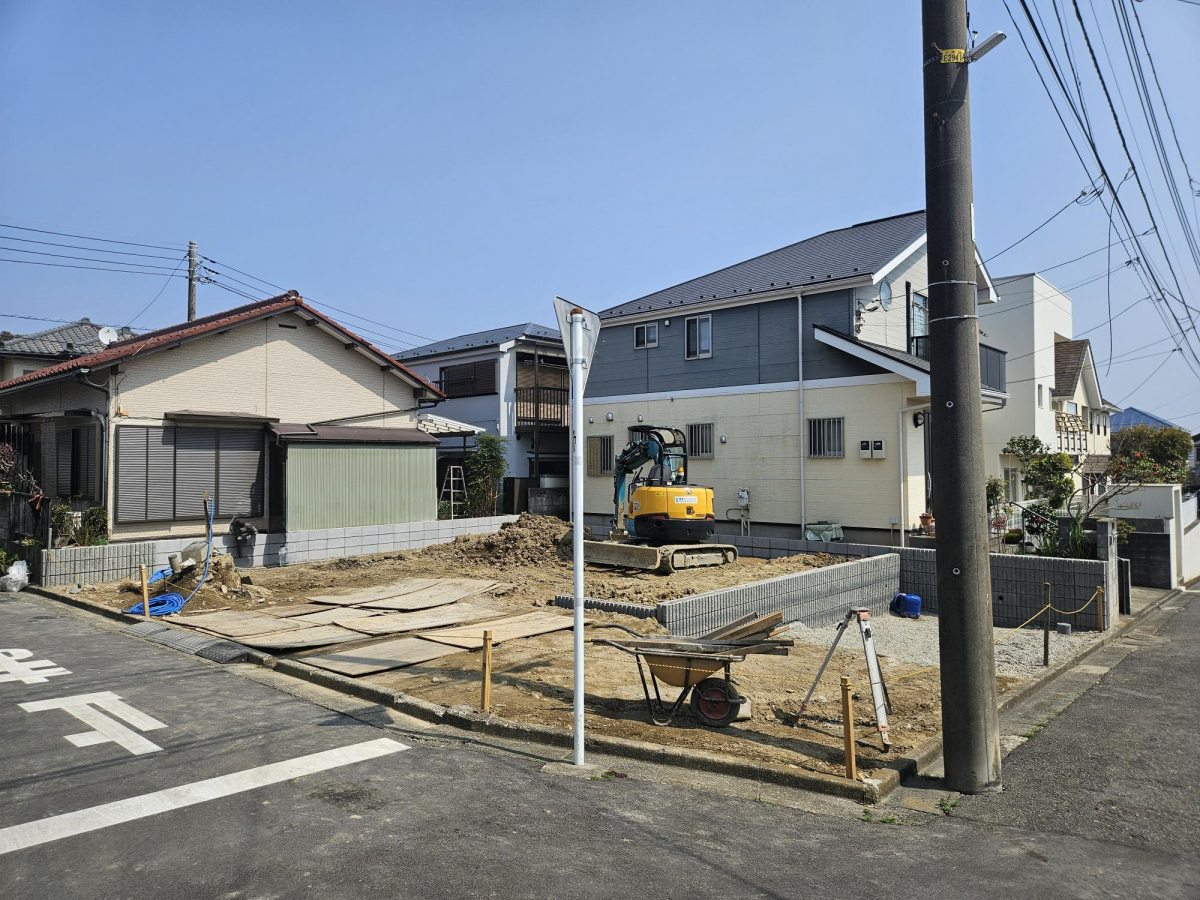 販売現地（R8.3.29）京急本線「弘明寺駅」徒歩9分に新築戸建て誕生致します！南西角地の明るい物件です♪ 