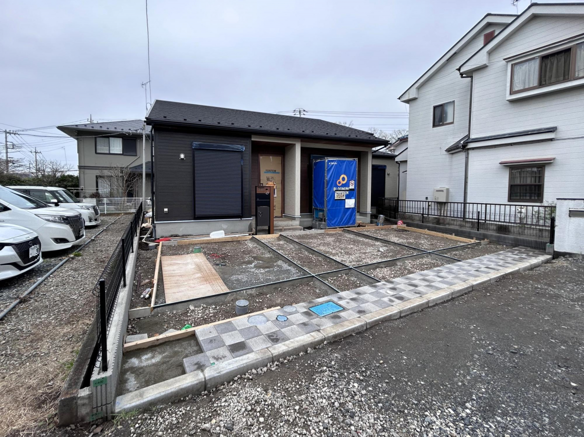 【現地写真】 土地面積56坪超の空間を活かした平屋住宅！並列3台分駐車可能なスペースを設けています◎