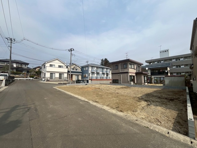 【耐久性】飯田産業では、柱を支える土台が直接基礎に触れないよう基礎パッキンを使用しております。コンクリートには水分が多く含まれるため、基礎パッキンがあることで、家を丈夫に保つことが出来ます。