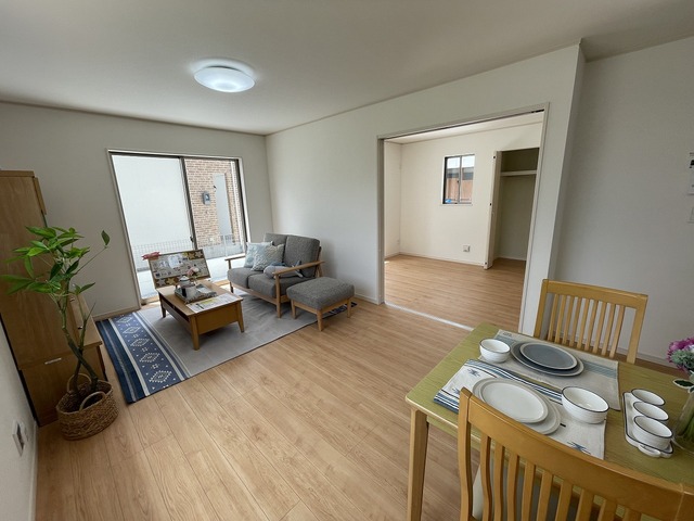 浄水機能付き、収納たっぷりなシステムキッチン！幅広で料理もしやすい♪3口のガスコンロを設置し、お掃除が手軽にできるタイプの換気扇を設置しています♪キッチンの配置にもこだわりました♪