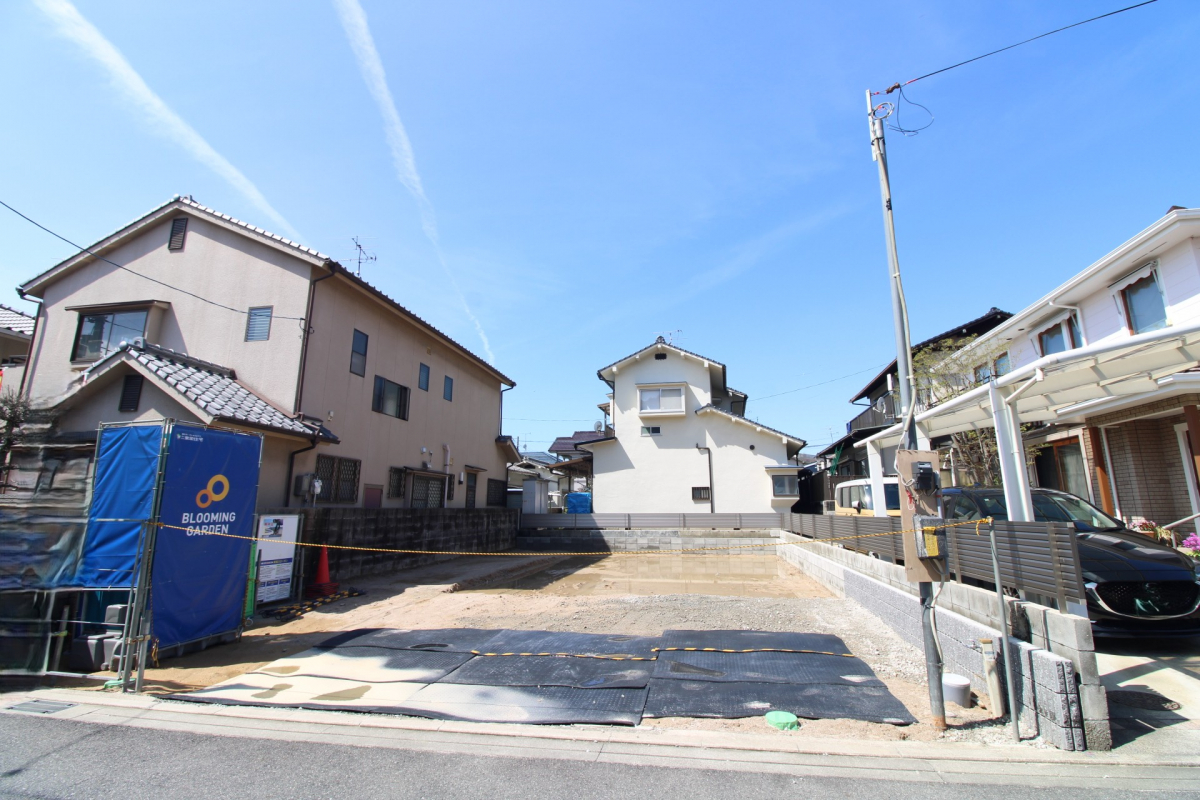 前面道路から見た宅地 