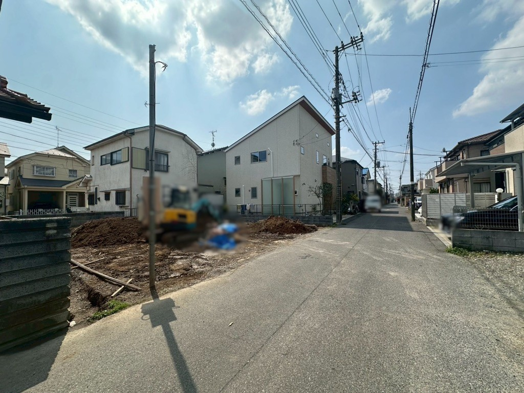 前面道路含む現地外観写真 