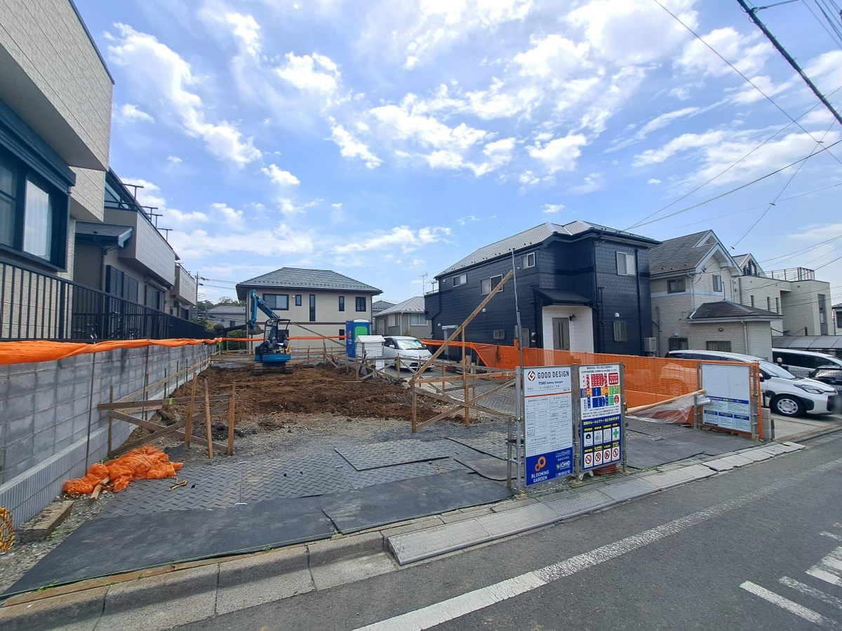 前面道路はゆとりがあり、車の運転や駐車もしやすい環境です！ 