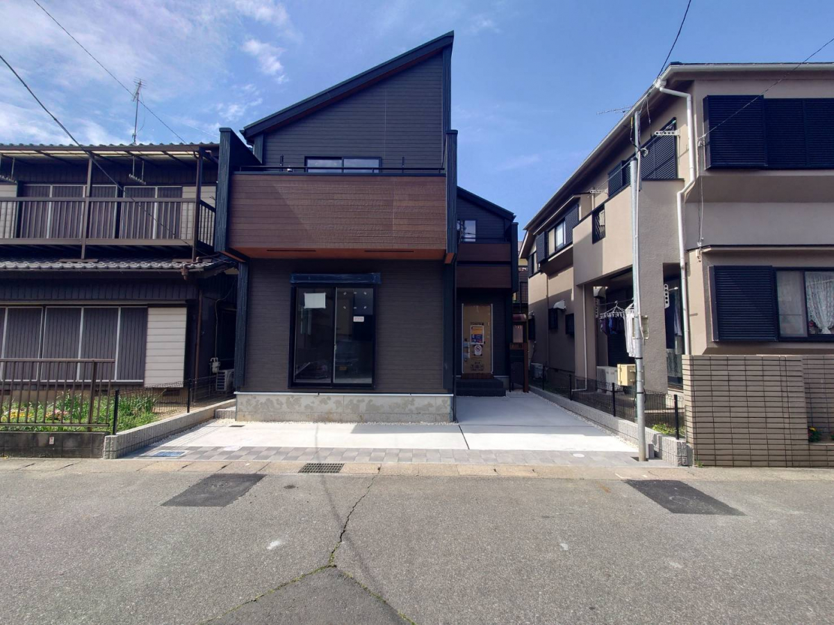 外観写真 南道路で陽当たり良好♪