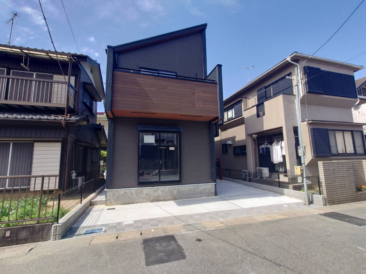 外観写真 前面道路は公道約7.3mのため権利関係がスッキリしており駐車もラクラクです。