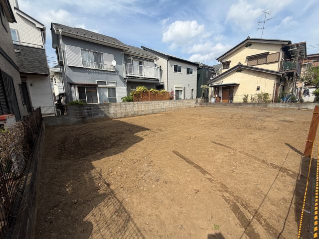 前面道路から見た現地の写真です。