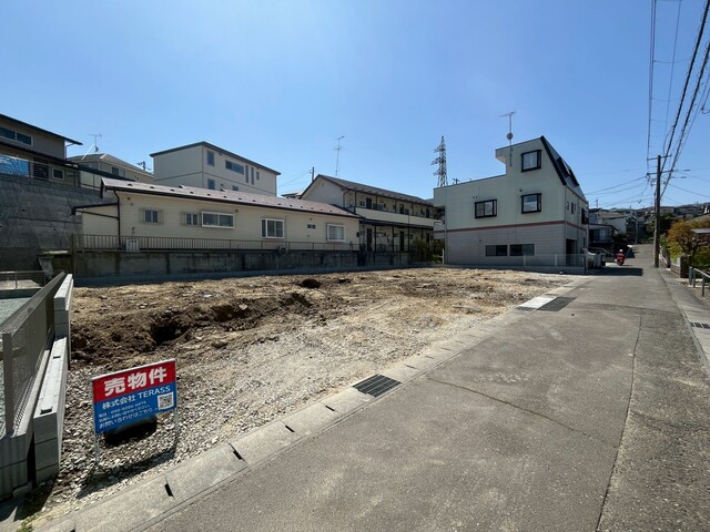 【耐久性】飯田産業では、柱を支える土台が直接基礎に触れないよう基礎パッキンを使用しております。コンクリートには水分が多く含まれるため、基礎パッキンがあることで、家を丈夫に保つことが出来ます。