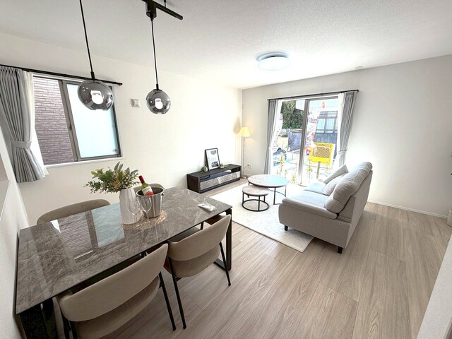 【施工例】浄水機能付き、収納たっぷりなシステムキッチン！幅広で料理もしやすい♪3口のガスコンロを設置し、お掃除が手軽にできるタイプの換気扇を設置しています♪キッチンの配置にもこだわりました♪
