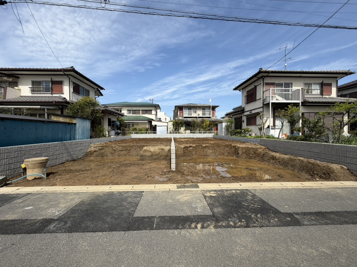 【2026/4/12 販売現地】 品質・性能にこだわったブルーミングガーデンの長期優良住宅。快適な暮らしが叶う間取り設計に、折上天井やアクセントクロスなど、空間にメリハリを演出するデザインも魅力です。