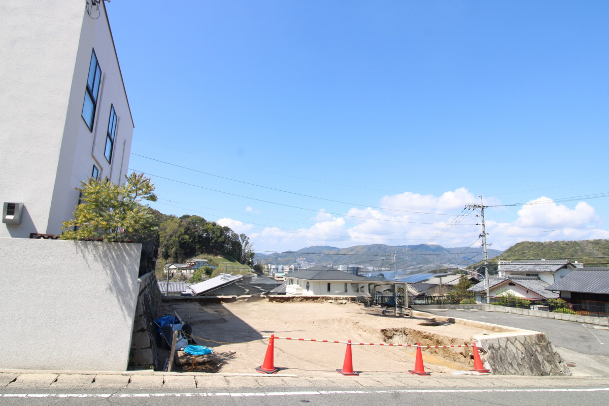 前面道路から見た宅地 
