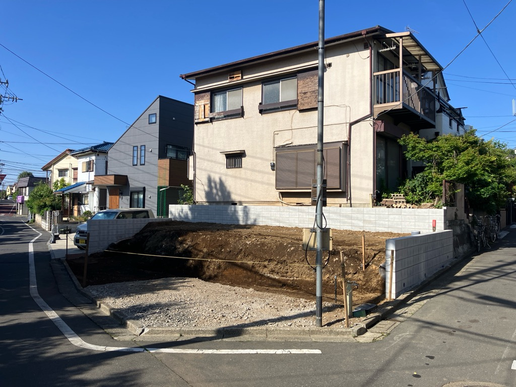 販売現地写真（2026年5月撮影） 西武新宿線「久米川」駅まで徒歩18分、西武多摩湖線、西武拝島線「萩山」駅まで徒歩20分の立地です。