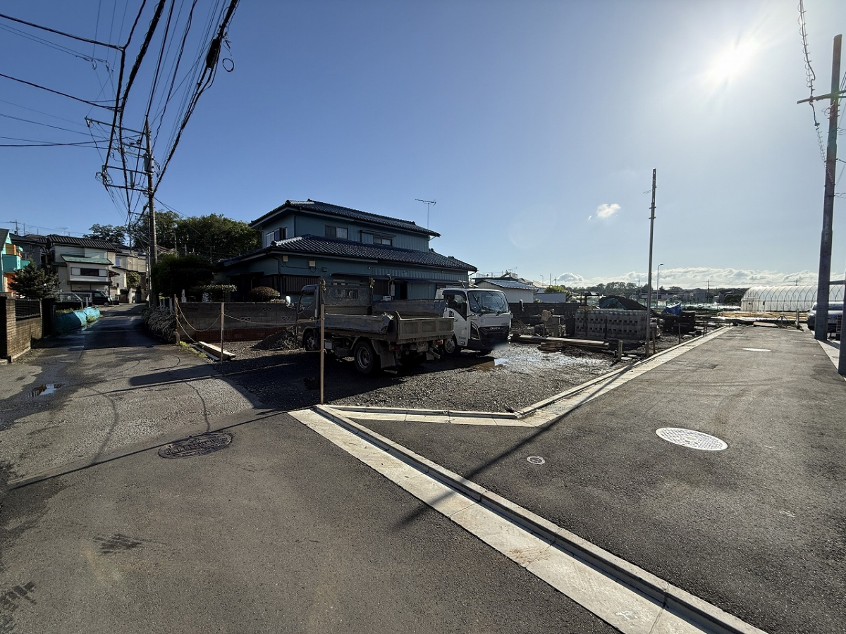 【前面道路含む現地写真】 西武園線「西武園」駅まで徒歩7分と好立地。自然光が差し込みやすい開放感あふれる立地に、全4棟の新たな新築戸建が誕生します。