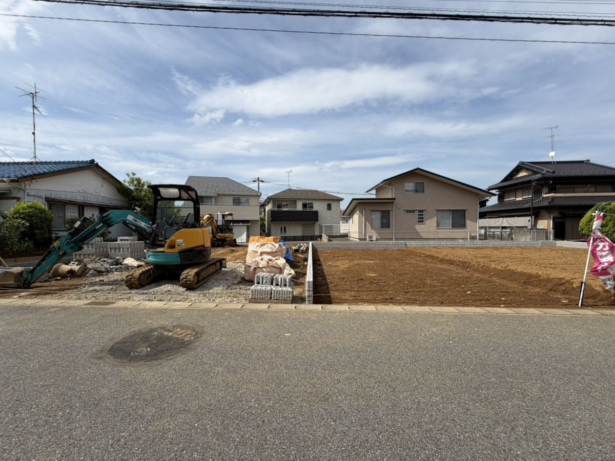 【2026/5/3 販売現地】 分譲地は、低層の住宅が立ち並ぶ第一種低層住居専用地域内に位置しています。小学校や公園が徒歩〇分圏内にあり、のびのびと子育てをしたいファミリーにもオススメです。