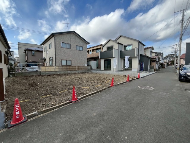 【耐久性】飯田産業では、柱を支える土台が直接基礎に触れないよう基礎パッキンを使用しております。コンクリートには水分が多く含まれるため、基礎パッキンがあることで、家を丈夫に保つことが出来ます。