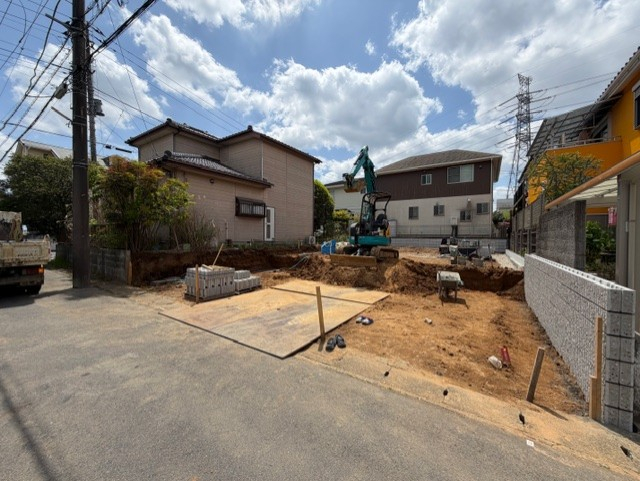 【2026/4/26 販売現地】 品質・性能にこだわったブルーミングガーデンの長期優良住宅。快適な暮らしが叶う間取り設計に、折上天井やアクセントクロスなど、空間にメリハリを演出するデザインも魅力です。