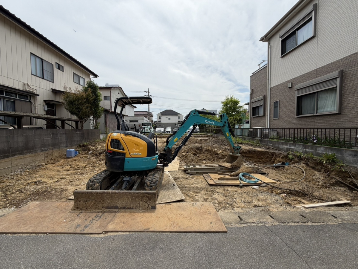 【2026.5.3 販売現地】 限定1邸！敷地面積は約49坪。地震に強い、制震ダンパーを搭載したデザイン住宅です。2台分のカースペース付き。
