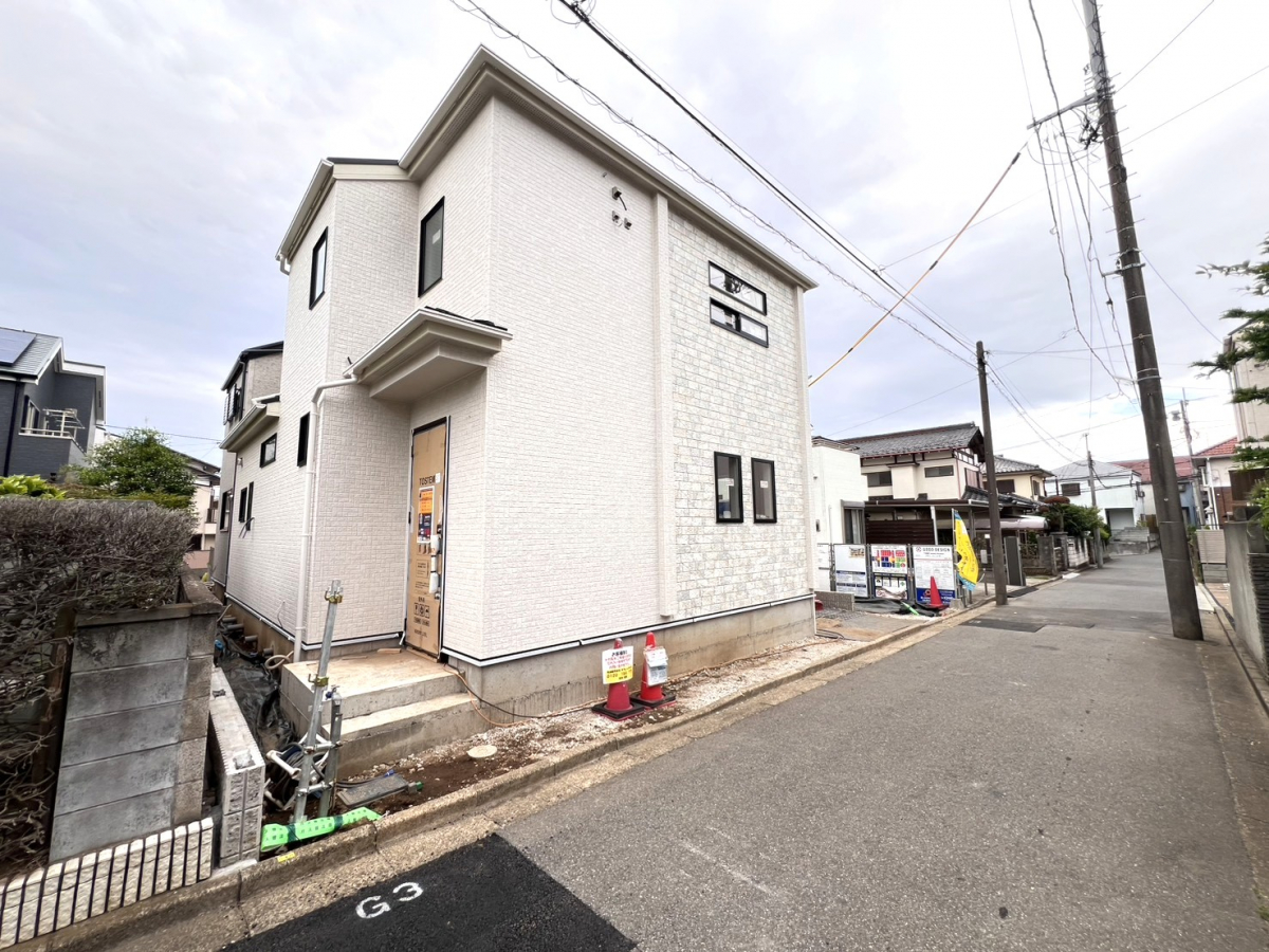 【外観】 1号棟の玄関は北側にあります。