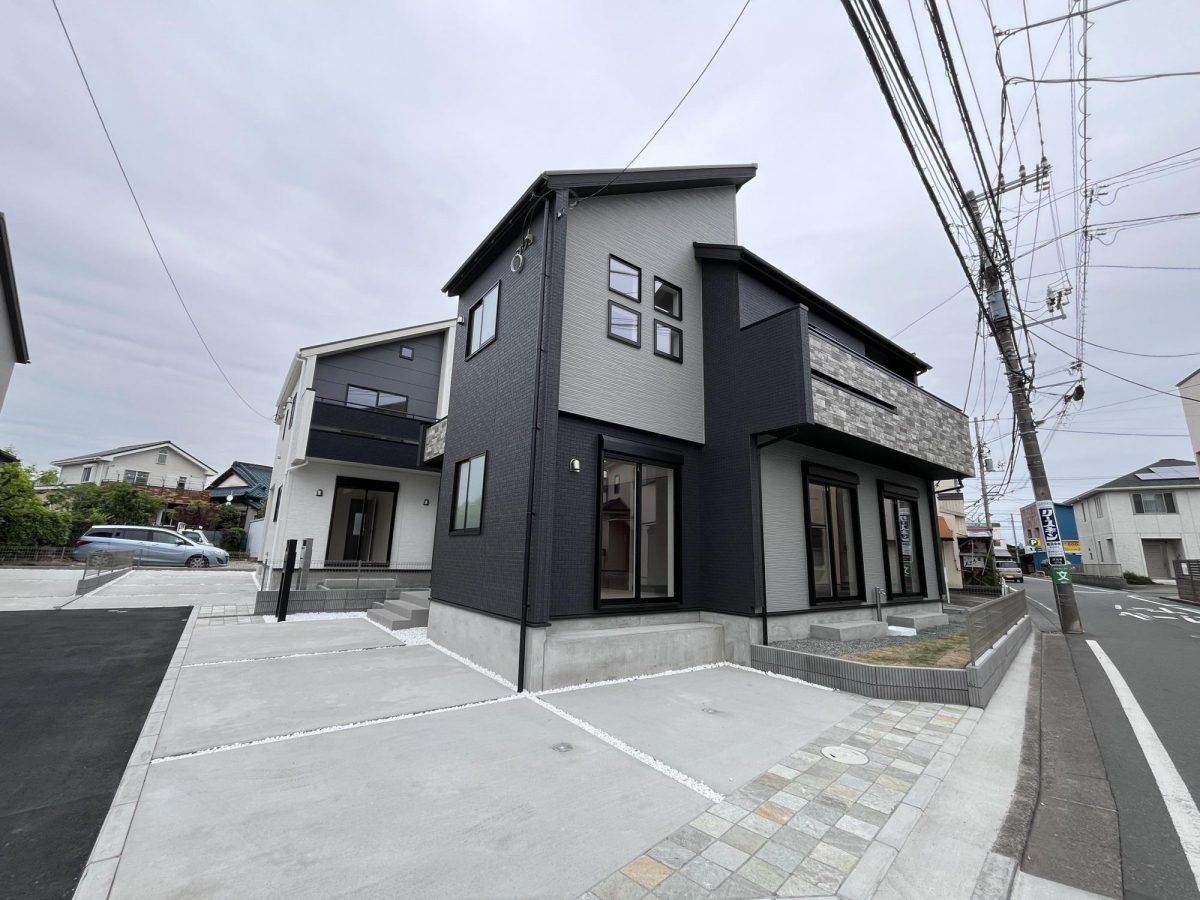 重厚感の中にスタイリッシュさを兼ね備えた外観。落ち着いたカラーリングが上質な暮らしを演出します。 