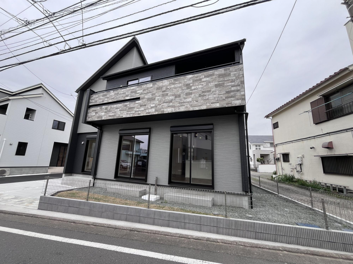 開発道路に面した物件。車通りが少ないため、小さなお子様がいるご家庭にも安心。駐車もスムーズに行えます。 