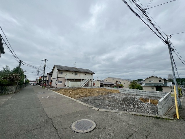 【耐久性】飯田産業では、柱を支える土台が直接基礎に触れないよう基礎パッキンを使用しております。コンクリートには水分が多く含まれるため、基礎パッキンがあることで、家を丈夫に保つことが出来ます。