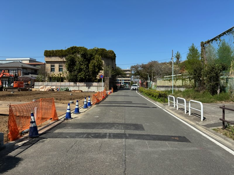 南から撮影の東前面道路（2026年4月12日撮影） 