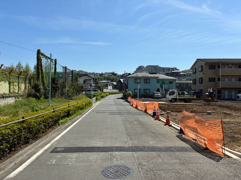 東前面道路からの現場写真（2026年4月12日撮影） 
