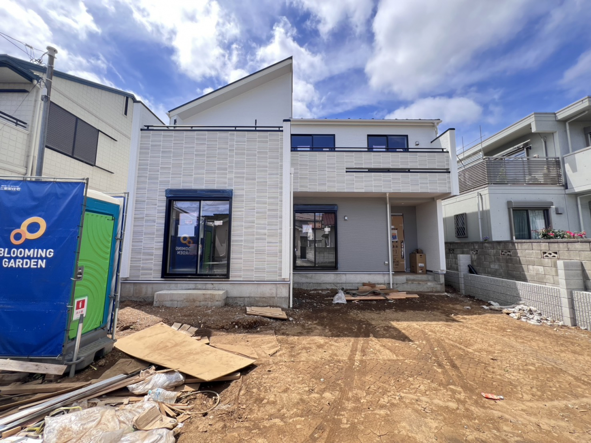 【外観写真】 東南道路に面した日当り良好の新築戸建です。3部屋から行き来ができるワイドバルコニー付き。WICや玄関土間収納など随所に収納スペースを設けました。