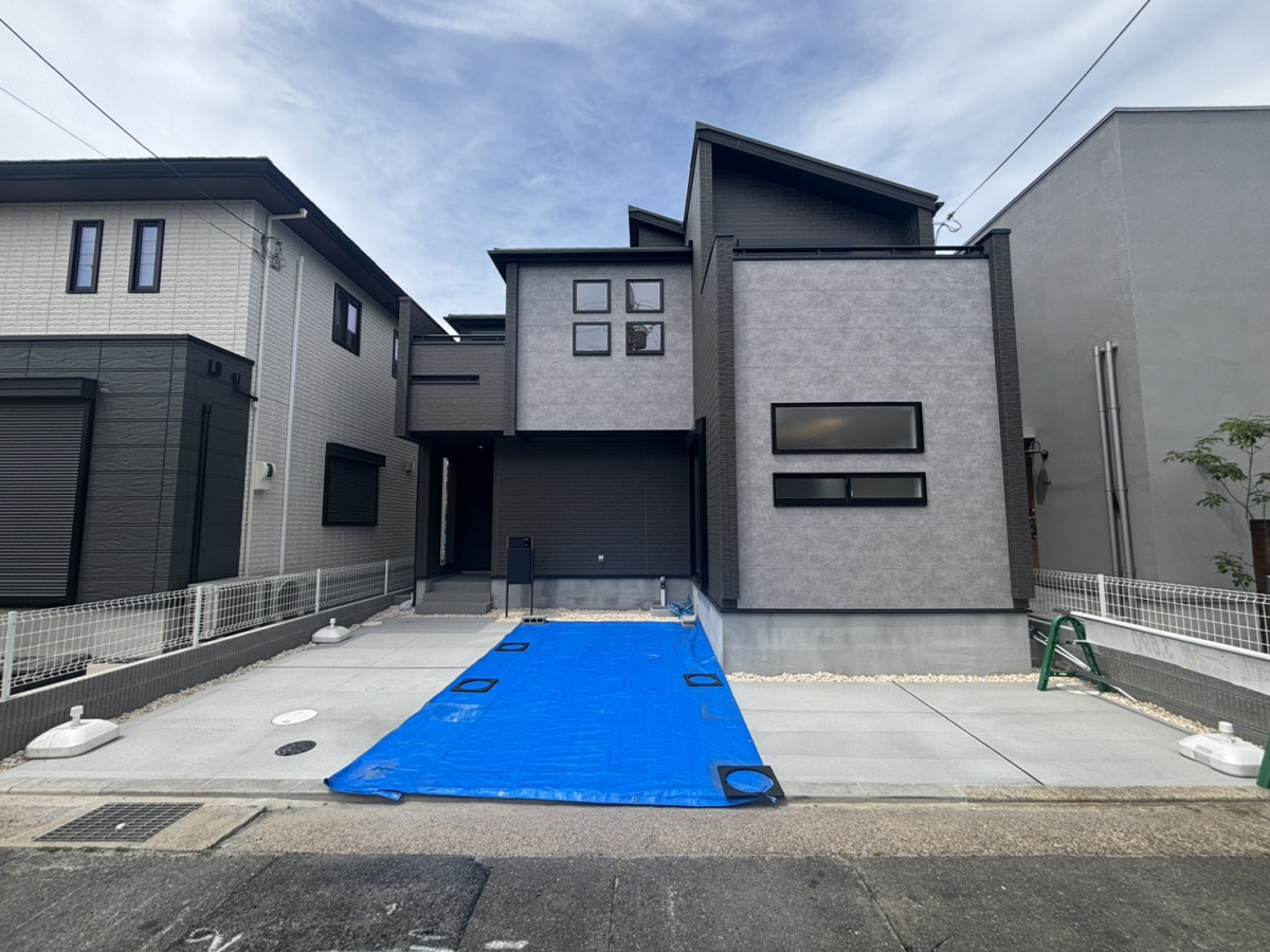 外観写真 【外観 ｜ 1号棟】南向きのバルコニーで日当たり良好です！ 