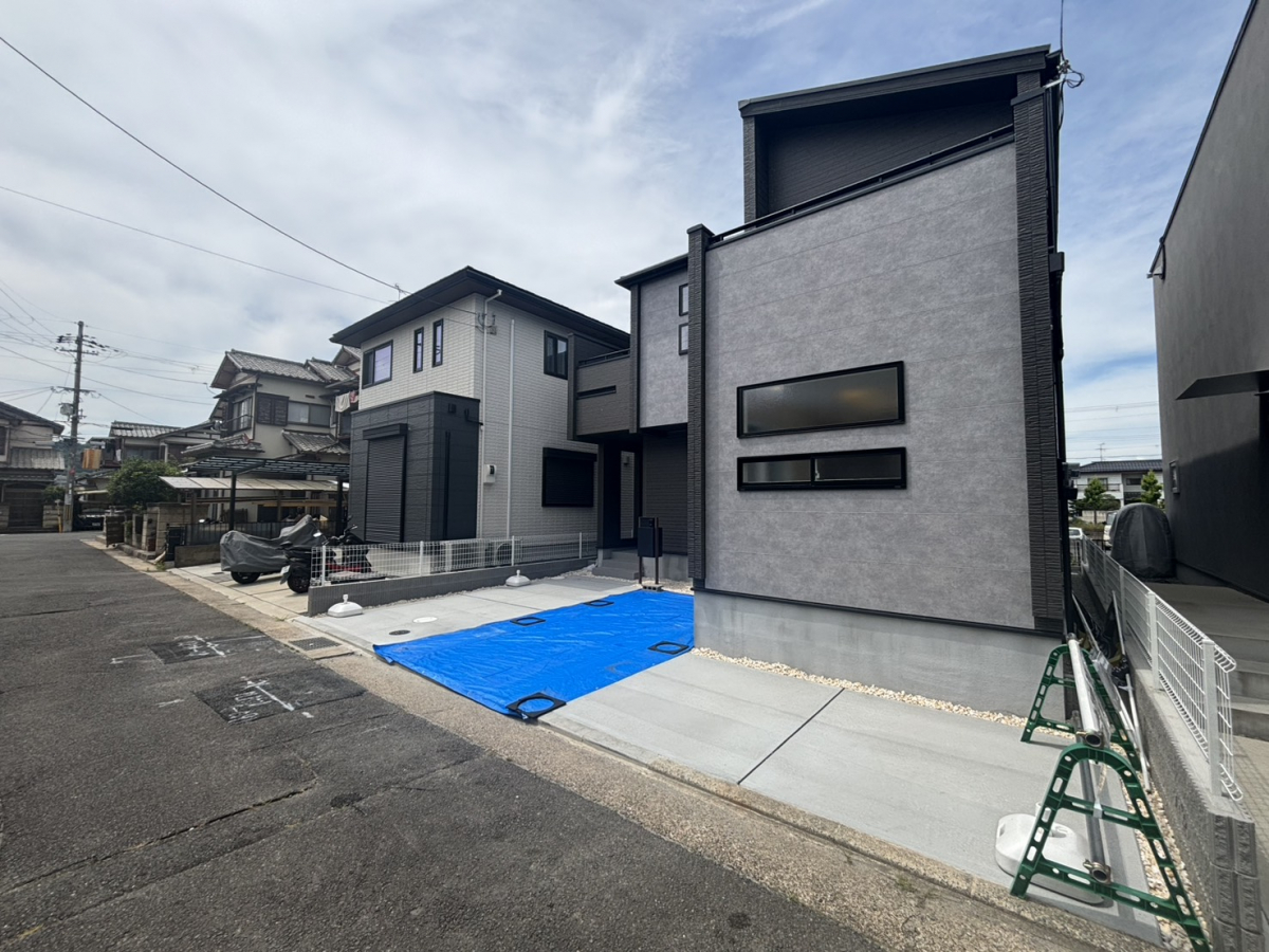外観写真 【外観 ｜ 1号棟】南向きのバルコニーで日当たり良好です！ 
