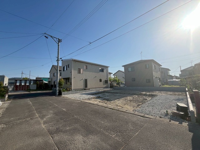 【耐久性】飯田産業では、柱を支える土台が直接基礎に触れないよう基礎パッキンを使用しております。コンクリートには水分が多く含まれるため、基礎パッキンがあることで、家を丈夫に保つことが出来ます。