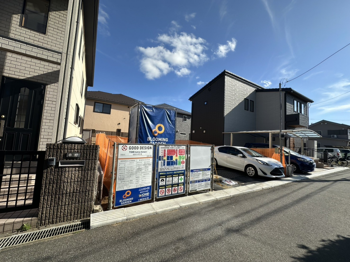 【現地写真】 限定1邸！敷地面積は約39坪。地震に強い、制震ダンパーを搭載したデザイン住宅です。2台分のカースペース付き（車種による）。◎京成本線「志津」駅徒歩11分の立地です。